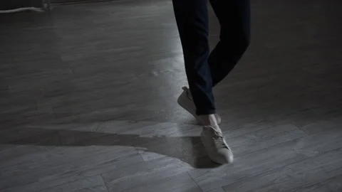 The legs show the basic movements of hip hop, contemporary dance, and jazz 動画素材 145531518