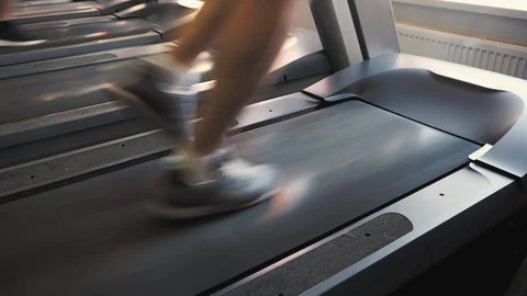 Legs of unrecognizable man running on the treadmill in the fitness studio. Right Vidéo 101878635