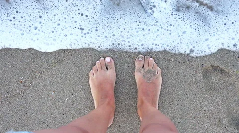 Legs walking on sand and waves Vídeo Stock 41788222