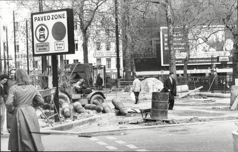 Leicester Square In London Gets A Makeover For The Queens Silver Jubilee Stock Photos
