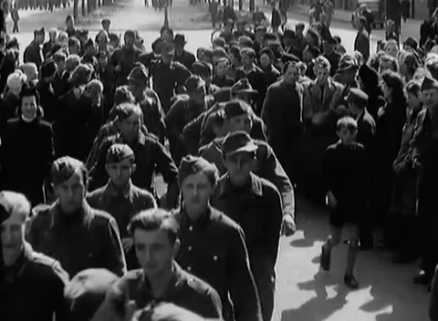 LEIPZIG - 1945: Liberated prisoners — Column with suitcases fills a sunlit 库存影片 342919584