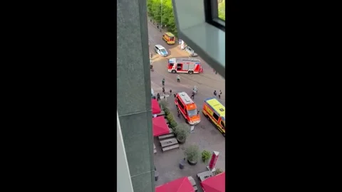 Leipzig: Emergency Services At Scene Of Car Incident Vídeo Stock 334124606