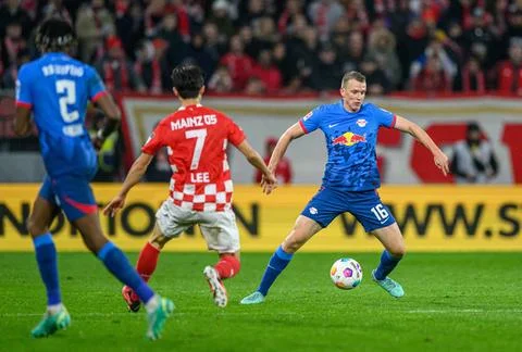  Leipzigs Lukas Klostermann mit dem Mainzer Jae-sung Lee. Fussball 1. Bund... Stock Photos