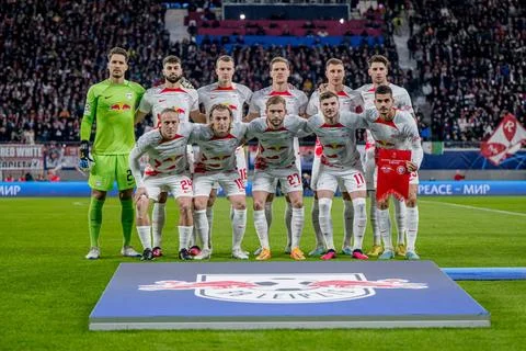 Leipzigs Spieler stellen sich zum Mannschaftsfoto auf, hintere Reihe von l... Stock Photos