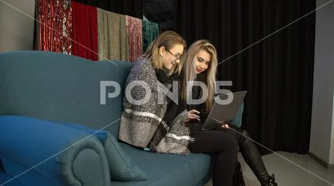 Leisure pastime women conversation views ideas Stock Photos