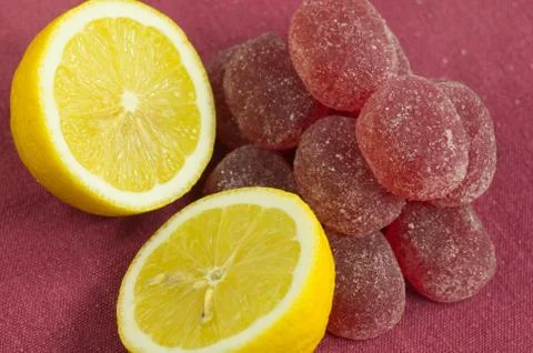 Lemon and candy on the tablecloth. Foto stock