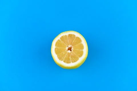 Lemon on a blue background. half cut lemon. view from above. place to write.  스톡 사진