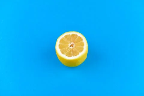 Lemon on a blue background. half cut lemon. view from above. place to write.  Foto stock