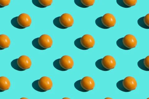 Lemon on a blue background. Lemon pattern on a blue background. Hard shadows Stockfoto's