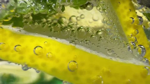 Lemon with bubbles in water. Stockbeeldmateriaal 201168564