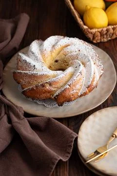 Lemon bundt cake powdered sugar on wooden table Foto stock