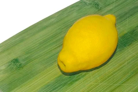 Lemon on a chopping board Foto stock