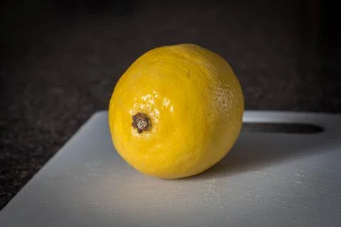 Lemon on Cutting Board Stock-Fotos