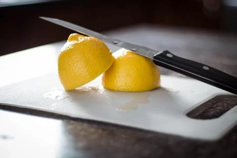 Lemon on Cutting Board Foto stock