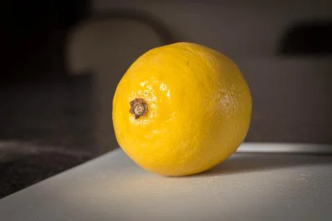 Lemon on Cutting Board Stock-Fotos
