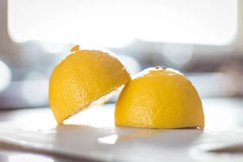 Lemon on Cutting Board Stock-Fotos