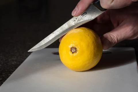 Lemon on Cutting Board Foto stock