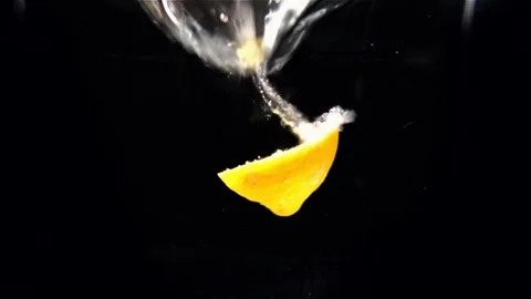 Lemon drop in water Video stock 104406632