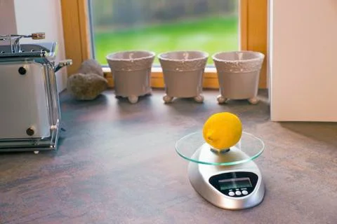 Lemon on an electronic scales Foto stock