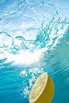 Lemon floating in swimming pool Foto stock