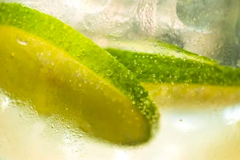 Lemon in glas Stock Photos
