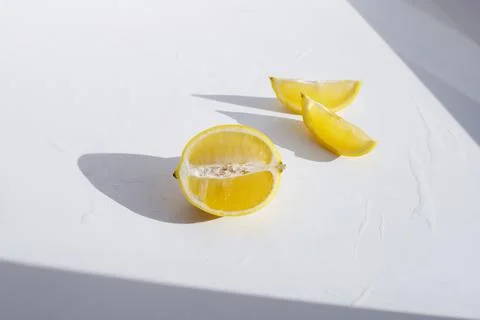 Lemon in hard light. lemon fruit juice Foto stock