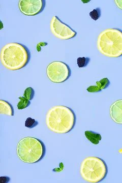 Lemon, lime, mint, blackberry pattern. Top view. Foto stock