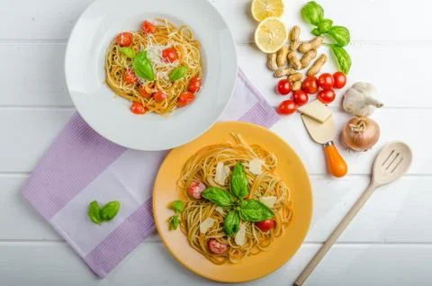 Lemon pasta with cherry tomatoes, basil and nuts Foto stock