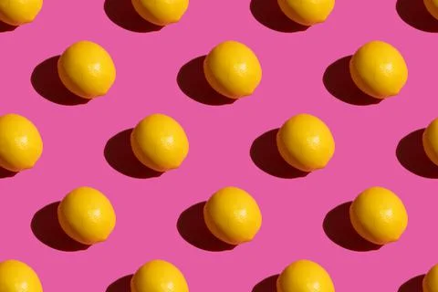 Lemon on a pink background. Lemon pattern on a pink background. Hard shadows Stockfoto's