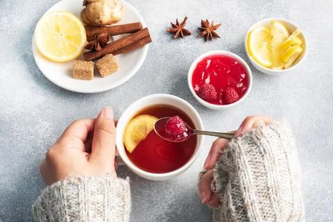 Lemon raspberry jam hot tea. Warming products for the prevention of colds a.. Foto stock