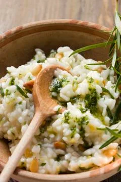 Lemon risotto with pine nuts, herb oil and rosemary Foto stock