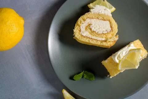 Lemon roll with fruit curd, with mint, close-up 스톡 사진