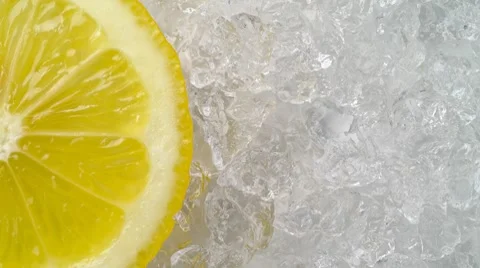 Lemon slice on crushed ice Stockbeeldmateriaal 8860980