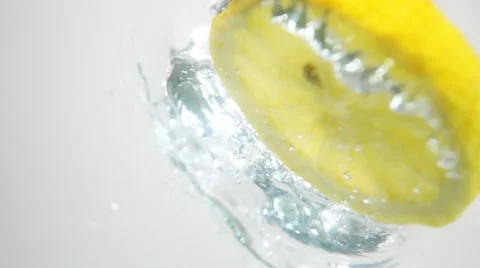 Lemon slice plung into water Stock Footage 62988318