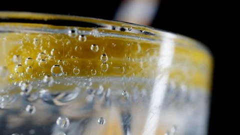 Lemon slice in soda water. Stock-Footage 87188814