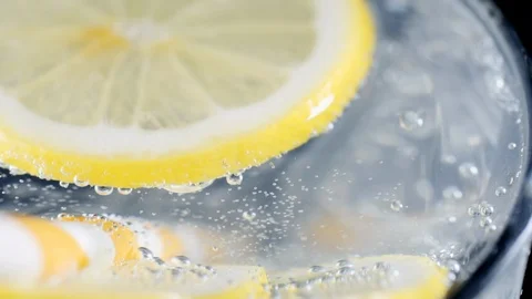 Lemon slice in soda water. Video stock 87188942
