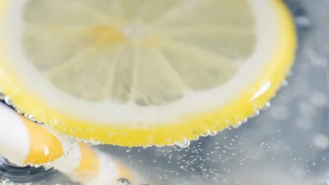 Lemon slice in soda water. Video stock 87188985