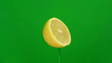 Lemon slice spin on green screen Stock Footage
