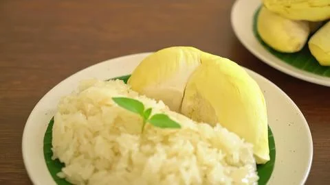 Lemon slices and mashed potatoes on a white plate with green leaves Stock-Fotos