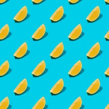 Lemon slices seamless pattern on blue background. Fotos de archivo
