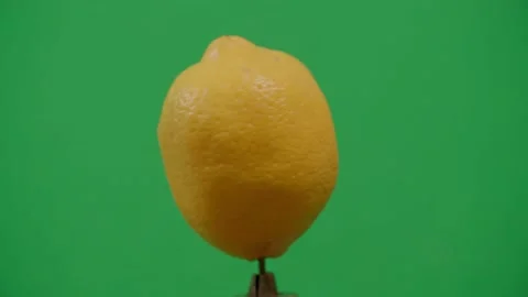 Lemon spinning on green screen 库存影片 220755790
