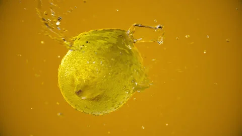Lemon splash water in slow motion Vidéo 198401313