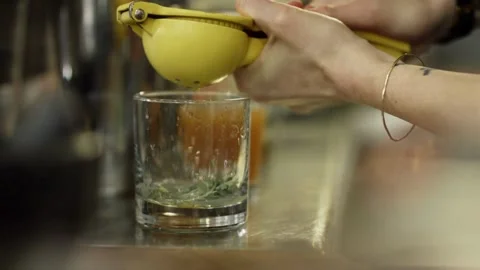 Lemon squeezer, close up. Person preparing to squeeze citrus juice from fruit. Stock-Footage 336588574