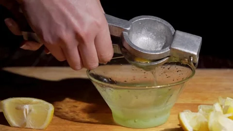Lemon squeezer, close up. Person preparing to squeeze citrus juice from fruit. Stock-Footage 336588654