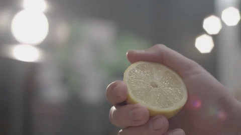 Lemon squeezing 스톡 동영상 98741989