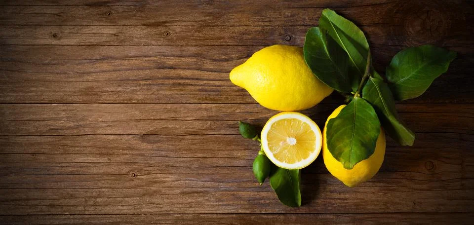 Lemon  on table Stock-Fotos