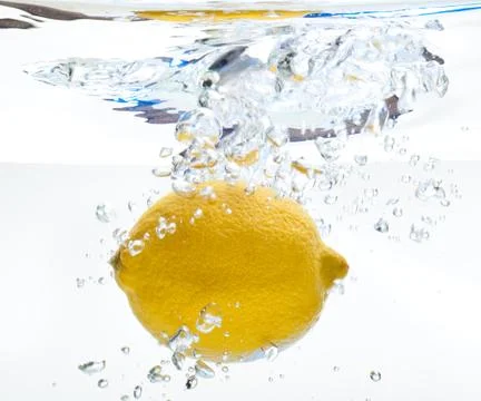 Lemon in the water Stock-Fotos