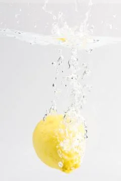 Lemon with water splash Fotos de archivo
