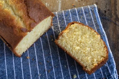 Lemon yogurt cake on rustic background Foto stock