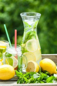 Lemonad jars with mint and ice Foto stock
